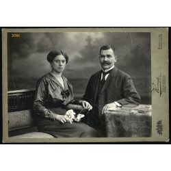   Nagy méret (18x26.5) Kossak műterem, elegáns házaspár portréja, bajusz, virág, 1890-es évek, Eredeti nagyméretű (!) kabinetfotó, dekorációnak is kiváló.  