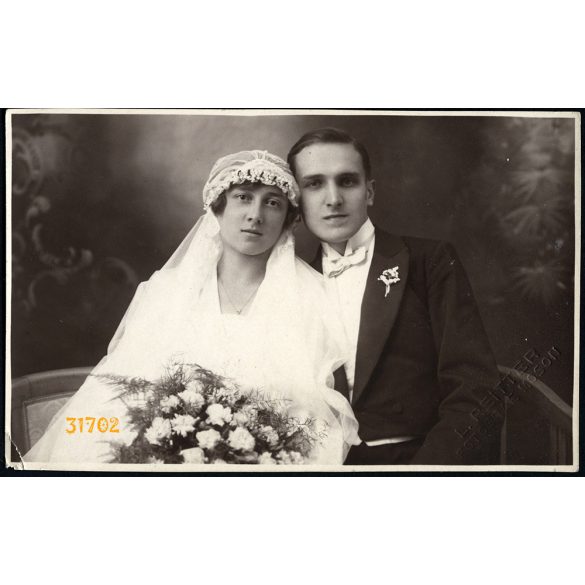 Reitter műterem, Moson, esküvői portré, menyasszony, vőlegény, házasság, ünnep, virág, helytörténet, 1920-as évek, Eredeti fotó, mélynyomóval jelzett, papírkép, alsó sarka sérült. 