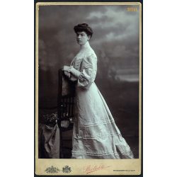   Strelisky műterem, Budapest elegáns hölgy hosszú ruhában, különös festett háttér, 1904, 1900-as évek Eredeti nagyméretű (!) , mélynyomóval jelzett kabinetfotó, dekorációnak is kiváló.  