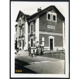 Társaság napernyőkkel a vasútállomáson, Zebegény, közlekedés, Dunakanyar, helytörténet, Pest megye, 1930-as évek, Eredeti fotó, papírkép. 