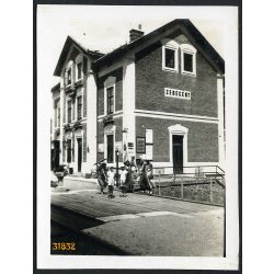   Társaság napernyőkkel a vasútállomáson, Zebegény, közlekedés, Dunakanyar, helytörténet, Pest megye, 1930-as évek, Eredeti fotó, papírkép. 