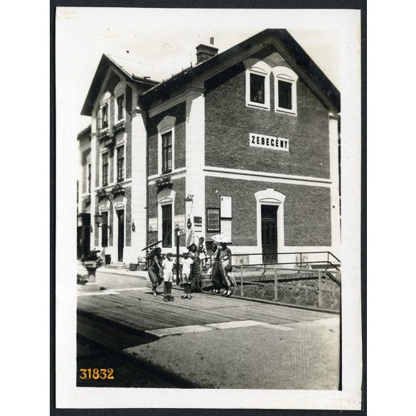 Társaság napernyőkkel a vasútállomáson, Zebegény, közlekedés, Dunakanyar, helytörténet, Pest megye, 1930-as évek, Eredeti fotó, papírkép. 