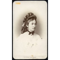   Letzter testvérek műterem, Szeged, elegáns hölgy gyönyörű frizurával, medál, fülbevaló, ékszer, portré, 1870-es évek, Eredeti CDV, vizitkártya fotó.   