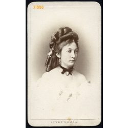   Letzter testvérek műterem, Szeged, elegáns hölgy gyönyörű frizurával, medál, fülbevaló, ékszer, portré, 1870-es évek, Eredeti CDV, vizitkártya fotó.   