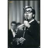 Máthé Péter táncdalénekes, Keleti Éva fotója, Táncdalfesztivál, Budapest, zene, művészet, 1968, 1960-as évek, Eredeti sajtófotó, hátulján feliratozott papírkép.  