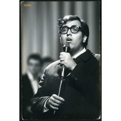   Máthé Péter táncdalénekes, Keleti Éva fotója, Táncdalfesztivál, Budapest, zene, művészet, 1968, 1960-as évek, Eredeti sajtófotó, hátulján feliratozott papírkép.  