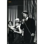 Sztevanovity Zorán táncdalénekes, zeneszerző, Keleti Éva fotója, Táncdalfesztivál a Madách Színházban, Budapest, zene, művészet, 1968, 1960-as évek, Eredeti sajtófotó, hátulján feliratozott papírkép. 