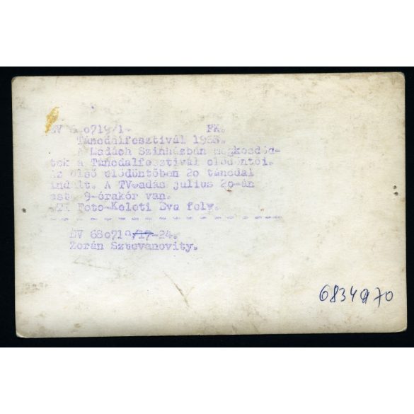 Sztevanovity Zorán táncdalénekes, zeneszerző, Keleti Éva fotója, Táncdalfesztivál a Madách Színházban, Budapest, zene, művészet, 1968, 1960-as évek, Eredeti sajtófotó, hátulján feliratozott papírkép. 