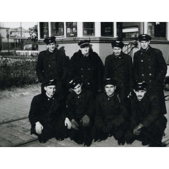 BSZKRT dolgozók egyenruhában, villamos, jármű, közlekedés, Budapest, helytörténet, 1930-as évek, Eredeti fotó, papírkép. 