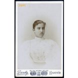 Dunky fivérek műterme, Kolozsvár, Erdély, karcsú lány, 'Rózsika 1894-ben mint I-ső éves kép. növ.', iskola, 1890-es évek, Eredeti CDV, vizitkártya, hátulján feliratozott fotó. 