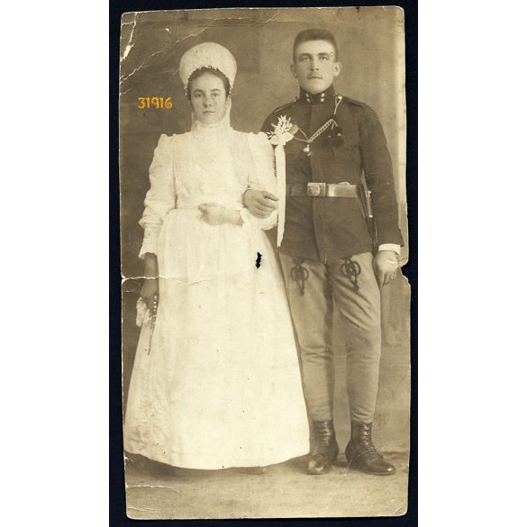 Ismeretlen műterem, esküvő, menyasszony, katona vőlegény, egyenruha, 1. világháború, 1910-es évek, Eredeti fotó, papírkép, széle sérült, hiányos, lyukas.   méret megközelítőleg (centiméterben): 7.5 x 