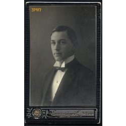   Szmrecsányi műterem, Nagykőrös, Szobonya (?) Endre főgimnáziumi tanuló portréja, helytörténet, 1917, 1910-es évek, Eredeti CDV, hátoldalán szignózott vizitkártya fotó.   