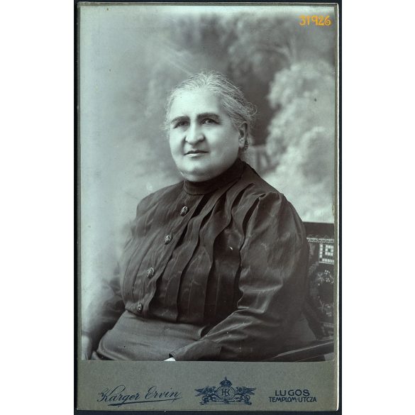 Karger műterem, Lugos, Erdély, elegáns idős hölgy portréja, festett háttér, 1900-as évek, Eredeti kabinetfotó. 
