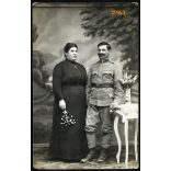 Ninics műterem, Pancsova, Vajdaság, Bánság, katona szakácsnéjával, egyenruha, bajusz, 1. világháború, festett háttér, 1915, 1910-es évek, Eredeti fotó, papírkép. 