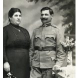 Ninics műterem, Pancsova, Vajdaság, Bánság, katona szakácsnéjával, egyenruha, bajusz, 1. világháború, festett háttér, 1915, 1910-es évek, Eredeti fotó, papírkép. 