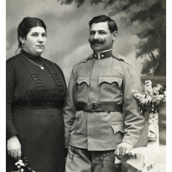 Ninics műterem, Pancsova, Vajdaság, Bánság, katona szakácsnéjával, egyenruha, bajusz, 1. világháború, festett háttér, 1915, 1910-es évek, Eredeti fotó, papírkép. 