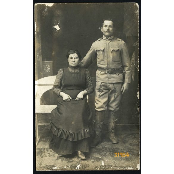 Ismeretlen műterem, katona feleségével, egyenruha, bajusz, bajonett, 1. világháború, 1910-es évek, Eredeti fotó, papírkép, felületén kopásnyom, hátulja foltos.  