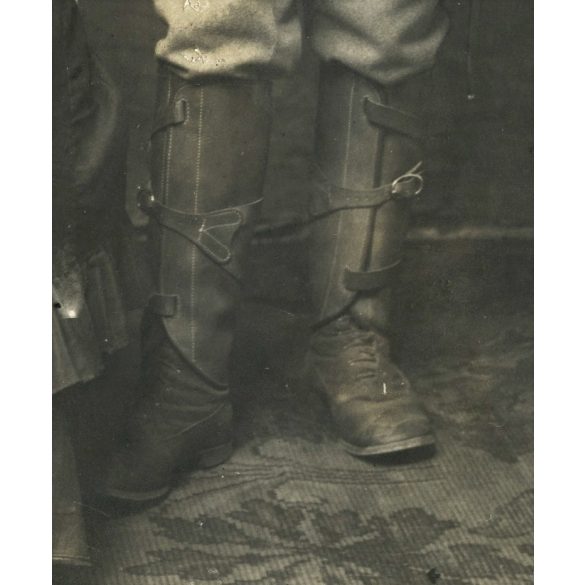 Ismeretlen műterem, katona feleségével, egyenruha, bajusz, bajonett, 1. világháború, 1910-es évek, Eredeti fotó, papírkép, felületén kopásnyom, hátulja foltos.  