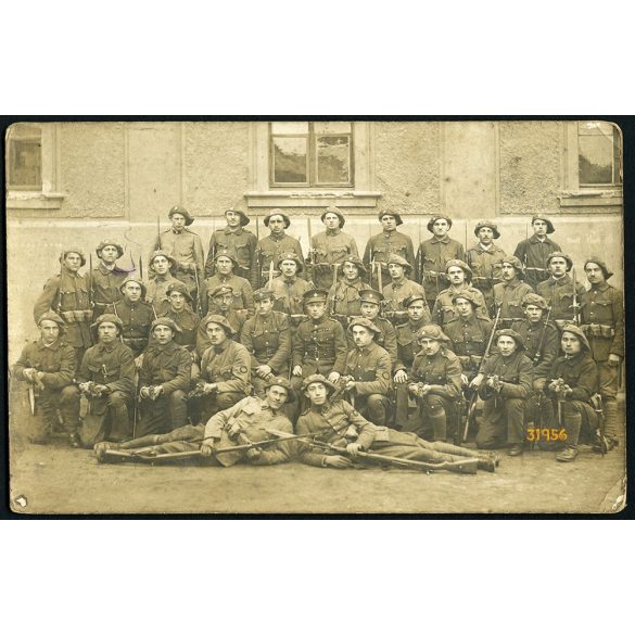 Csehszlovák katonák Gewehr 98 puskákkal, 98/05 'hentesbárd' bajonettekkel, egyenruha, bajusz, fegyver,  1920-as évek, Eredeti fotó, papírkép.  