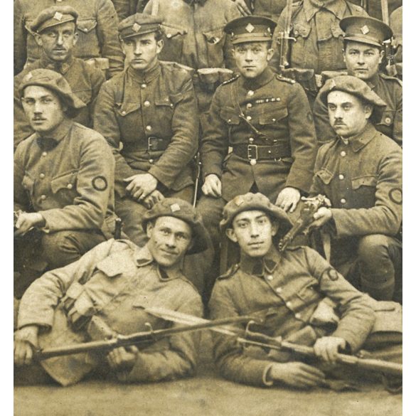 Csehszlovák katonák Gewehr 98 puskákkal, 98/05 'hentesbárd' bajonettekkel, egyenruha, bajusz, fegyver,  1920-as évek, Eredeti fotó, papírkép.  