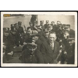  Budapest Székesfővárosi Közlekedési Részvénytársaság (BSZKRT) dolgozói utaznak, kártyáznak egy ladikban, egyenruha, jármű, közlekedés, 1930-as évek, Eredeti fotó, papírkép.  