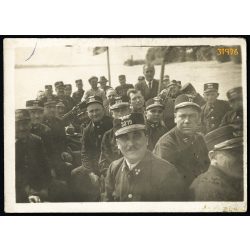   Budapest Székesfővárosi Közlekedési Részvénytársaság (BSZKRT) dolgozói utaznak, kártyáznak egy ladikban, egyenruha, jármű, közlekedés, 1930-as évek, Eredeti fotó, papírkép. 