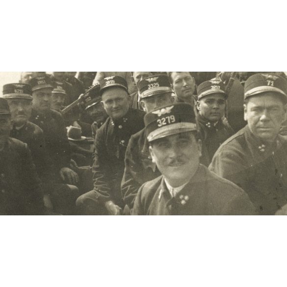 Budapest Székesfővárosi Közlekedési Részvénytársaság (BSZKRT) dolgozói utaznak, kártyáznak egy ladikban, egyenruha, jármű, közlekedés, 1930-as évek, Eredeti fotó, papírkép. 