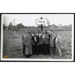 Férfiak csoportja az út mentén, Tokaj, Borsod-Abaúj-Zemplén megye, helytörténet, 1950-es évek, Eredeti fotó, papírkép. 