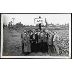   Férfiak csoportja az út mentén, Tokaj, Borsod-Abaúj-Zemplén megye, helytörténet, 1950-es évek, Eredeti fotó, papírkép. 