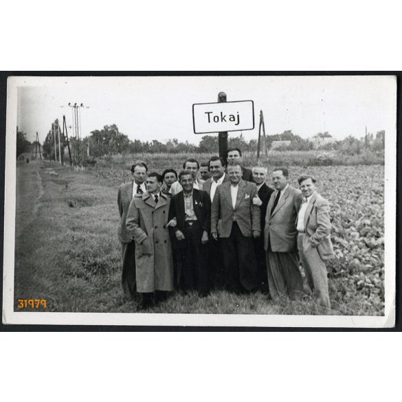 Férfiak csoportja az út mentén, Tokaj, Borsod-Abaúj-Zemplén megye, helytörténet, 1950-es évek, Eredeti fotó, papírkép. 