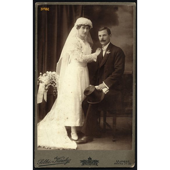 Sellei műterem, Újpest (Budapest), polgári esküvő, menyasszony, vőlegény, cilinder, bajusz, 1900-as évek, Eredeti nagyméretű (!) kabinetfotó.  