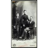 Liederhoffer műterem, Budapest, családportré, házaspár fiával, bajusz, 1890-es évek, Eredeti nagyméretű (!) kabinetfotó.  