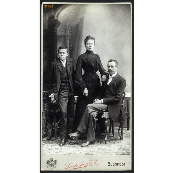 Liederhoffer műterem, Budapest, családportré, házaspár fiával, bajusz, 1890-es évek, Eredeti nagyméretű (!) kabinetfotó.  