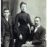 Liederhoffer műterem, Budapest, családportré, házaspár fiával, bajusz, 1890-es évek, Eredeti nagyméretű (!) kabinetfotó.  