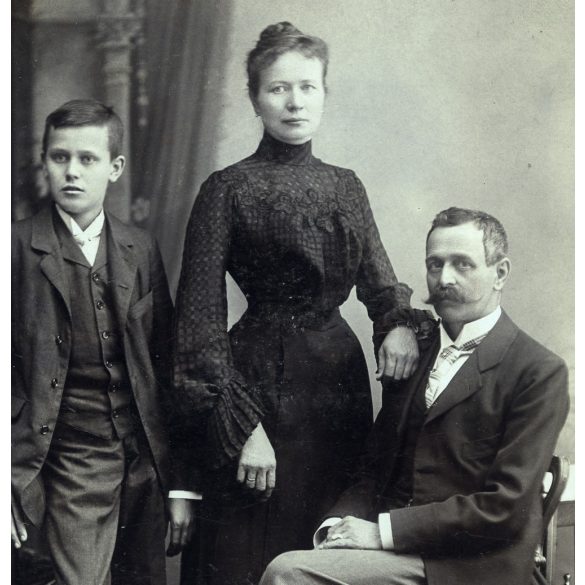 Liederhoffer műterem, Budapest, családportré, házaspár fiával, bajusz, 1890-es évek, Eredeti nagyméretű (!) kabinetfotó.  