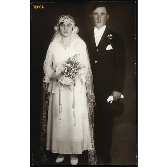 Elit műterem, Pécs, esküvő, menyasszony, vőlegény retusált bajusszal, 1920-as évek, Eredeti fotó, papírkép.   
