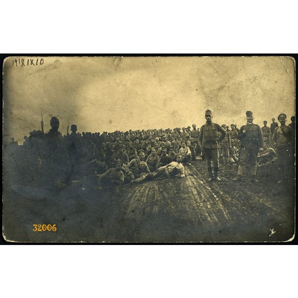 Magyar katonák orosz hadifoglyokat kísérnek, 1. világháború, keleti hadszíntér, egyenruha, fegyver, 1917, 1910-es évek, Eredeti fotó, papírkép.  