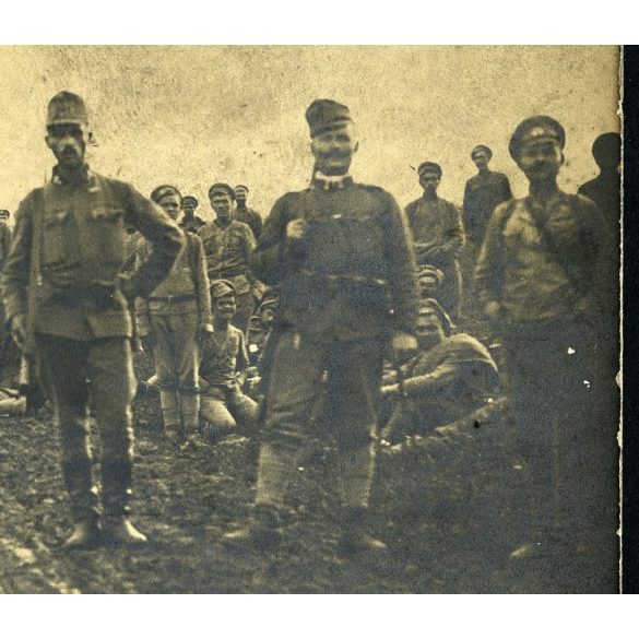 Magyar katonák orosz hadifoglyokat kísérnek, 1. világháború, keleti hadszíntér, egyenruha, fegyver, 1917, 1910-es évek, Eredeti fotó, papírkép.  