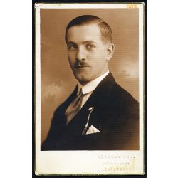   Ábrahám műterem, Békéscsaba,  férfi kitűzővel (BSC?), helytörténet, 1920-as évek. Eredeti fotó, papírkép.   