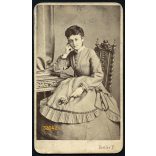 Bietler műterem, Szeged, elegáns könyvön könyöklő hölgy virággal, faragott szék, 1860-as évek, Eredeti CDV, korai vizitkártya fotó. 