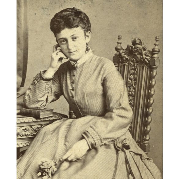 Bietler műterem, Szeged, elegáns könyvön könyöklő hölgy virággal, faragott szék, 1860-as évek, Eredeti CDV, korai vizitkártya fotó. 