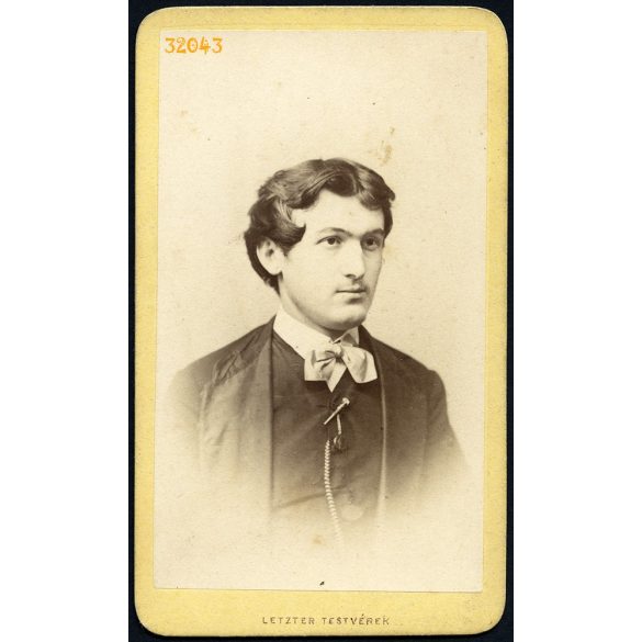 Letzter Testvérek műterme, Debrecen (?), Kassa (?), elegáns fiatal férfi portréja, 1870-es évek, Eredeti CDV, vizitkártya fotó. 