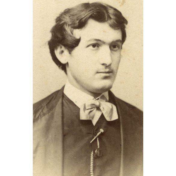 Letzter Testvérek műterme, Debrecen (?), Kassa (?), elegáns fiatal férfi portréja, 1870-es évek, Eredeti CDV, vizitkártya fotó. 