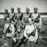 Magyar katonák dobtáras géppuskával, egyenruha, fegyver, kommunizmus, Pest megye, helytörténet, 1957, 1950-es évek, Eredeti fotó, papírkép.  