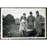 Magyar katonák ebédet főznek kondérban, egyenruha, fegyver, 2. világháború, 1940-es évek, Eredeti fotó, papírkép.  