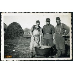   Magyar katonák ebédet főznek kondérban, egyenruha, fegyver, 2. világháború, 1940-es évek, Eredeti fotó, papírkép.  