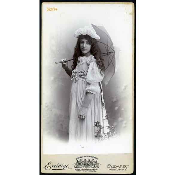 Erdélyi Mór műterme, lány gyönyörű ruhában, napernyővel, különös kalapban, portré, 1890-es évek, Eredeti nagyméretű (!) kabinetfotó.   