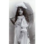 Erdélyi Mór műterme, lány gyönyörű ruhában, napernyővel, különös kalapban, portré, 1890-es évek, Eredeti nagyméretű (!) kabinetfotó.   