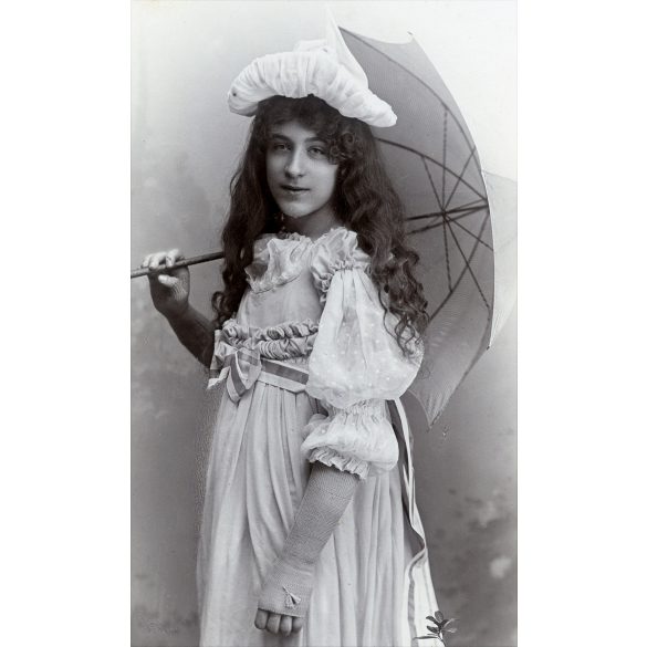 Erdélyi Mór műterme, lány gyönyörű ruhában, napernyővel, különös kalapban, portré, 1890-es évek, Eredeti nagyméretű (!) kabinetfotó.   