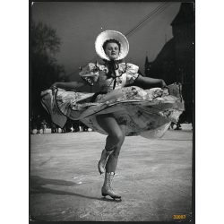   Nagyobb méret, Szendrő István fotóművészeti alkotása, Budapest, Botond Györgyi műkorcsolya bajnoknő a Városligetben, háttérben a Vajdahunyad vára, 1940-es évek. Eredeti, pecséttel jelzett fotó, papírk